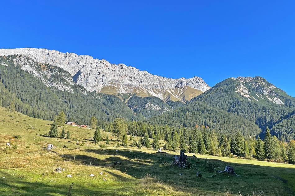 eurohike-wanderreisen-zugspitze-leutasch-ehrwald-panorama-berge-almwiesen-Zugspitze Eurohike-Eurohike-w950