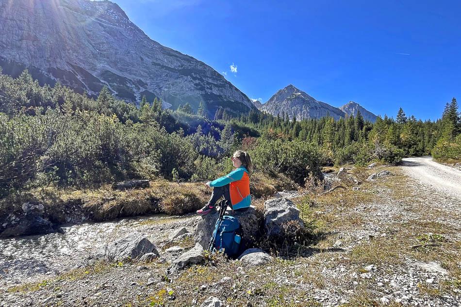 eurohike-wanderreisen-zugspitze-leutasch-ehrwald-wanderin-pause-Zugspitze Eurohike-Eurohike-w950