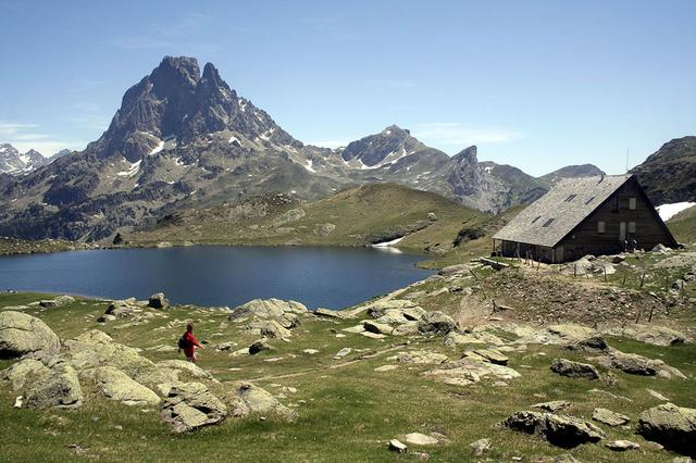 ayous-mountain-hut-ignacio-teres-the-eye-is-delighted-w950