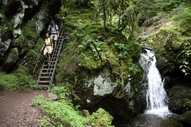 IND14-57-schluchtensteig_zwei_wanderer_in_der_lotenbachklamm-Foto-BichlerSchluchtensteig-Schwarzwald (2)
