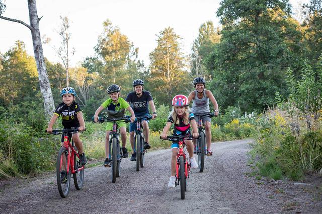 varmland_goingnorth_mountainbiking_family-2048x1366-fotos-reisbureau-richard--julia-w950