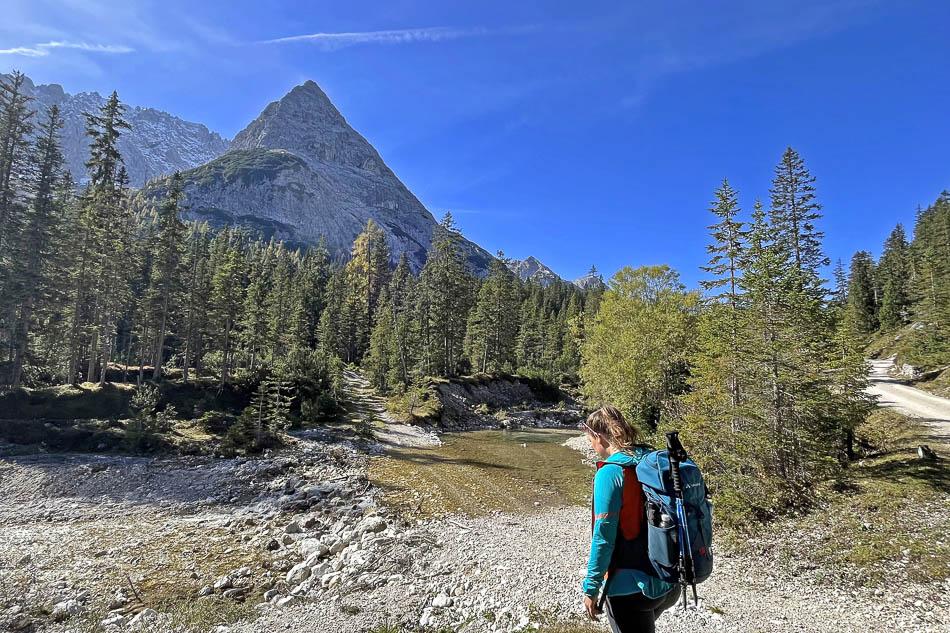 eurohike-wanderreisen-zugspitze-leutasch-ehrwald-gebirge-wanderin-Zugspitze Eurohike-Eurohike-w950