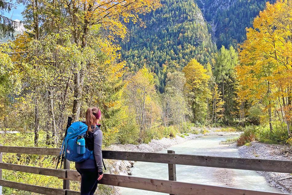 eurohike-wanderreisen-zugspitze-mittenwald-leutasch-wanderer-pause-herbstwald-Zugspitze Eurohike-Eurohike-w950