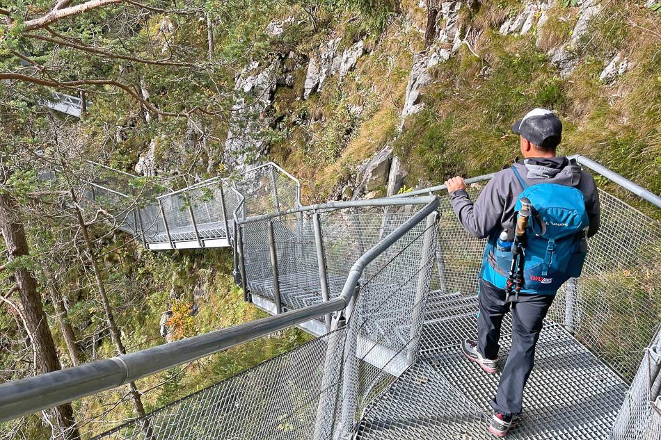 eurohike-wanderreisen-zugspitze-mittenwald-leutaschklamm-steig-wanderer-Zugspitze Eurohike--w950